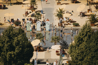 Blick auf den Himmelsspiegel Wasserspielplatz im Sauerlandpark Hemer.