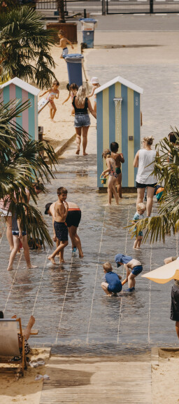 Kinder plantschen im Wasser am Himmelsspiegel.