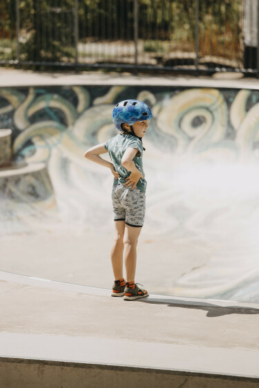 Kind mit Helm und kurzer Hose im Skatepark des Sauerlandpark Hemer.