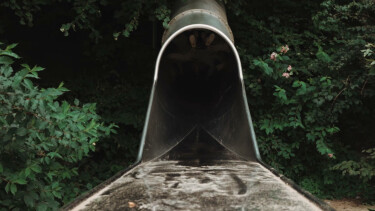 Tunnelrutsche umgeben von Wald im Sauerlandpark Hemer.